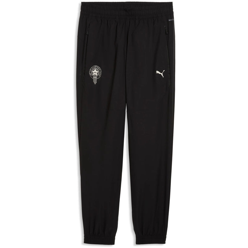 Volledig zwart Puma FRMF Marokko PumaTech Woven Trainingspak 2026-2028 met Marokkaans bondsembleem, verkrijgbaar bij Kickoff Antwerpen dé voetbalshop van stad.