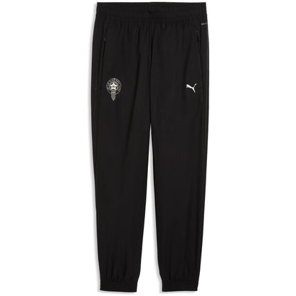 Volledig zwart Puma FRMF Marokko PumaTech Woven Trainingspak 2026-2028 met Marokkaans bondsembleem, verkrijgbaar bij Kickoff Antwerpen dé voetbalshop van stad.