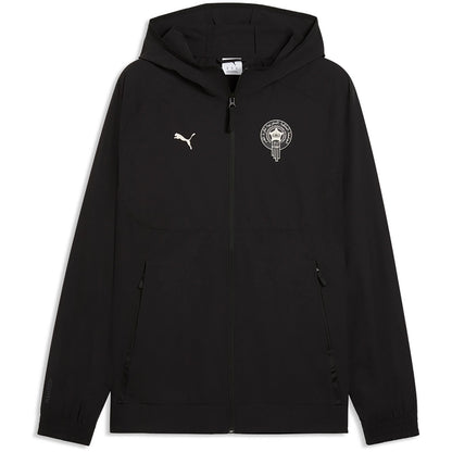Volledig zwart Puma FRMF Marokko PumaTech Woven Trainingspak 2026-2028 met Marokkaans bondsembleem, verkrijgbaar bij Kickoff Antwerpen dé voetbalshop van stad.