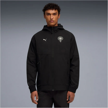 Volledig zwart Puma FRMF Marokko PumaTech Woven Trainingspak 2026-2028 met Marokkaans bondsembleem, verkrijgbaar bij Kickoff Antwerpen dé voetbalshop van stad.