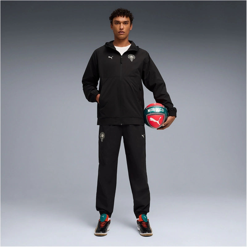 Volledig zwart Puma FRMF Marokko PumaTech Woven Trainingspak 2026-2028 met Marokkaans bondsembleem, verkrijgbaar bij Kickoff Antwerpen dé voetbalshop van stad.
