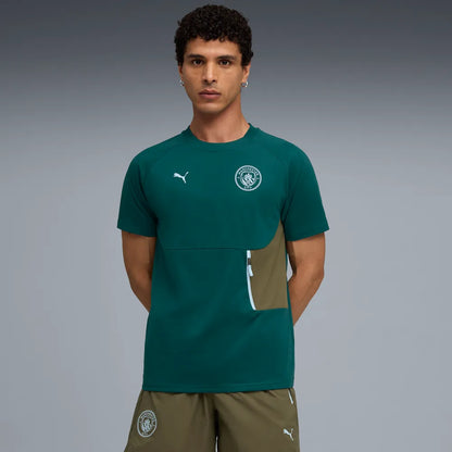 PUMA Manchester City PUMATECH Pocket T-shirt 2025 2026 groenmet licht blauw logo, pocket, Kickoff Antwerpen voetbalshop 