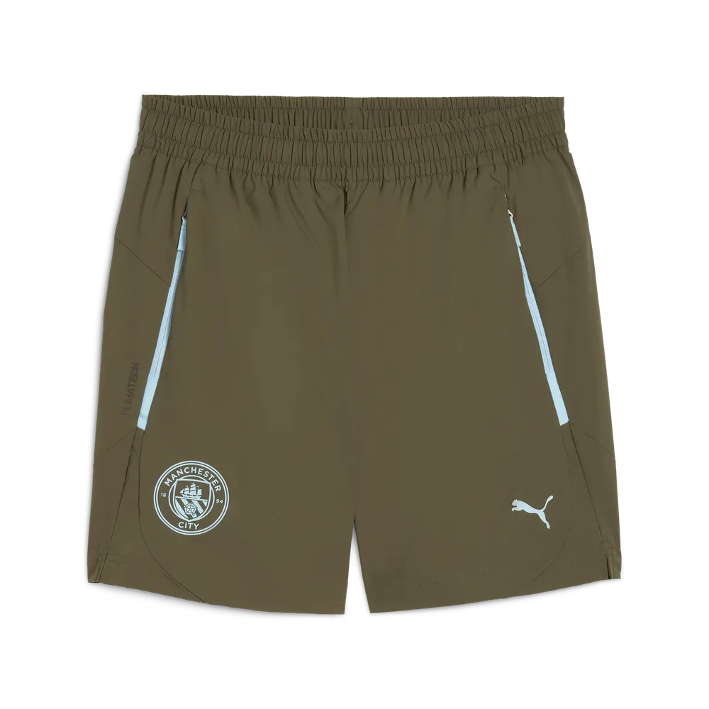 PUMA Manchester City PUMATECH Relaxed Woven Shorts 2025 2026. Groen en licht blauw Man City voetbalshorts. Te koop bij Kickoff Antwerpen voetbalshop