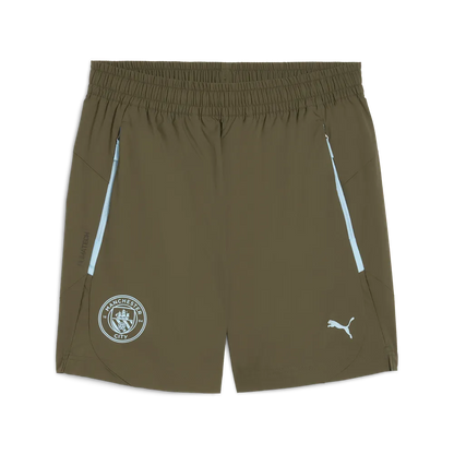 PUMA Manchester City PUMATECH Relaxed Woven Shorts 2025 2026. Groen en licht blauw Man City voetbalshorts. Te koop bij Kickoff Antwerpen voetbalshop