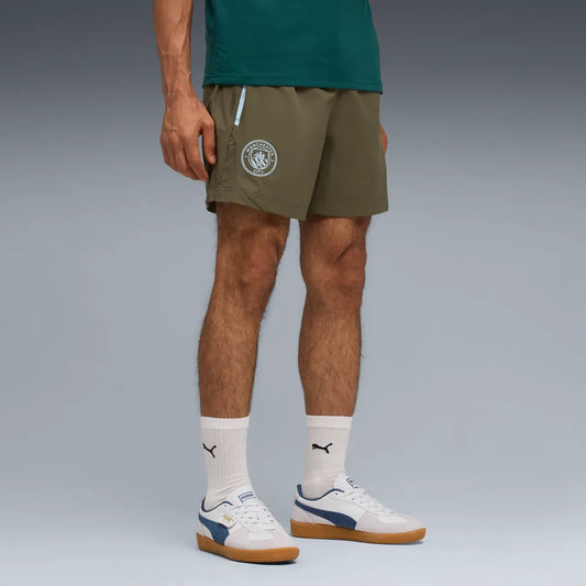 PUMA Manchester City PUMATECH Relaxed Woven Shorts 2025 2026. Groen en licht blauw Man City voetbalshorts. Te koop bij Kickoff Antwerpen voetbalshop