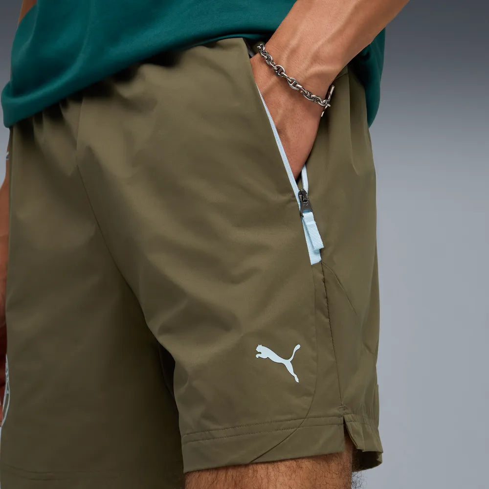 PUMA Manchester City PUMATECH Relaxed Woven Shorts 2025 2026. Groen en licht blauw Man City voetbalshorts. Te koop bij Kickoff Antwerpen voetbalshop