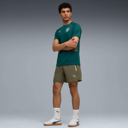 PUMA Manchester City PUMATECH Relaxed Woven Shorts 2025 2026. Groen en licht blauw Man City voetbalshorts. Te koop bij Kickoff Antwerpen voetbalshop