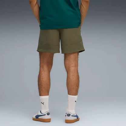 PUMA Manchester City PUMATECH Relaxed Woven Shorts 2025 2026. Groen en licht blauw Man City voetbalshorts. Te koop bij Kickoff Antwerpen voetbalshop
