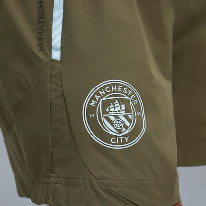 PUMA Manchester City PUMATECH Relaxed Woven Shorts 2025 2026. Groen en licht blauw Man City voetbalshorts. Te koop bij Kickoff Antwerpen voetbalshop