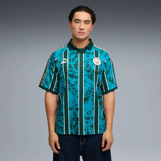 PUMA King Manchester City Retro Jersey met vintage clublogo, beschikbaar bij voetbalshop Kickoff Antwerpen.