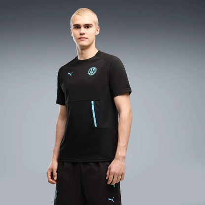 Puma Olympique Marseille trainingsshirt pocket t-shirt met borstzakje en clubdetails op model Kickoff Antwerpen