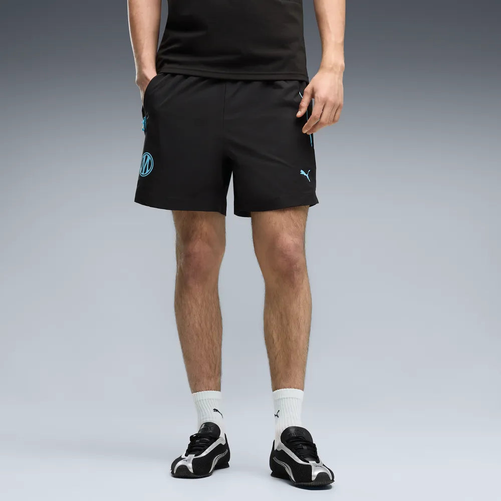 Puma Olympique Marseille Pumatech relaxed fit korte broek sportbroek met clubdetails op model Kickoff Antwerpen
