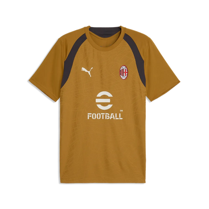 Puma AC Milan voetbaltrainingsshirt 2026 2027 heren met clubdetails op model Kickoff Antwerpen