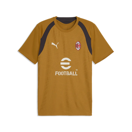 Puma AC Milan voetbaltrainingsshirt 2026 2027 heren met clubdetails op model Kickoff Antwerpen