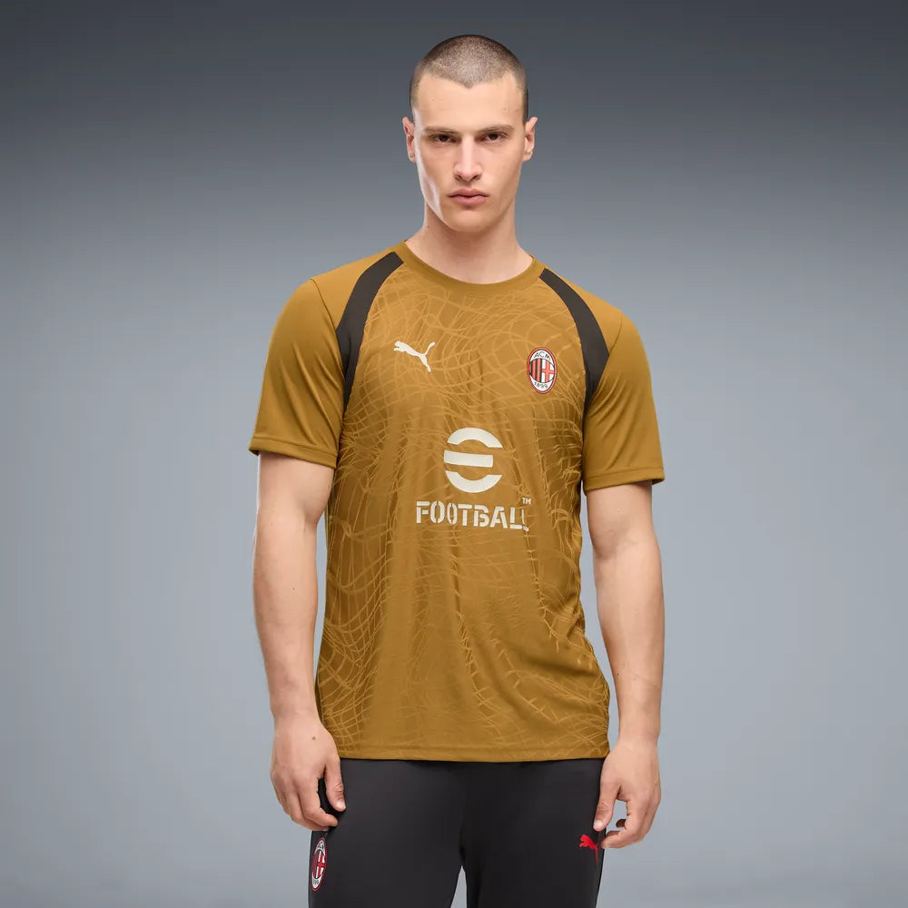 Puma AC Milan voetbaltrainingsshirt 2026 2027 heren met clubdetails op model Kickoff Antwerpen