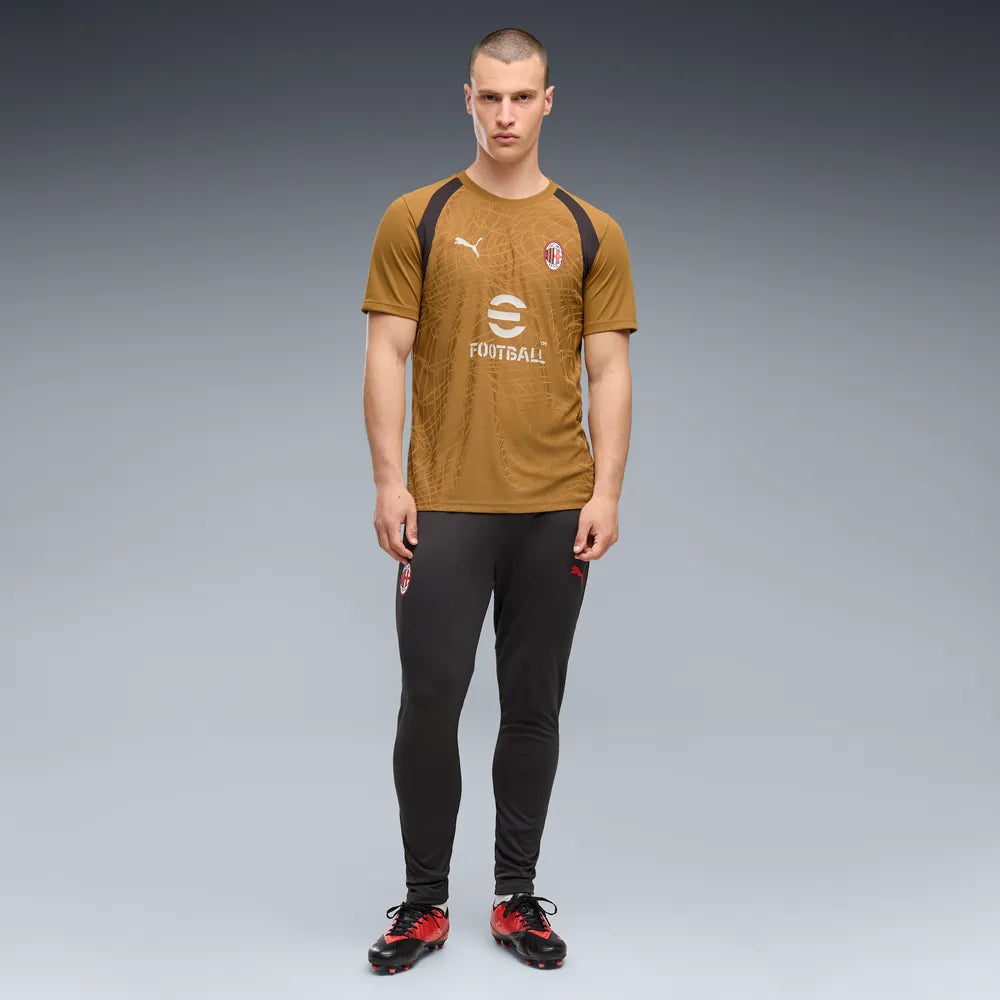 Puma AC Milan voetbaltrainingsshirt 2026 2027 heren met clubdetails op model Kickoff Antwerpen