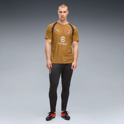 Puma AC Milan voetbaltrainingsshirt 2026 2027 heren met clubdetails op model Kickoff Antwerpen