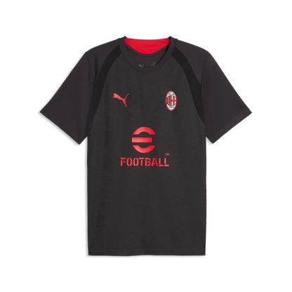 Puma AC Milan voetbaltrainingsshirt 2026 2027 heren met clubdetails op model Kickoff Antwerpen