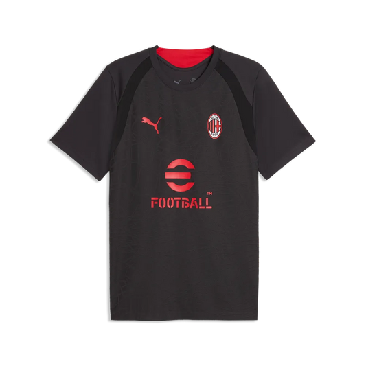 Puma AC Milan voetbaltrainingsshirt 2026 2027 heren met clubdetails op model Kickoff Antwerpen