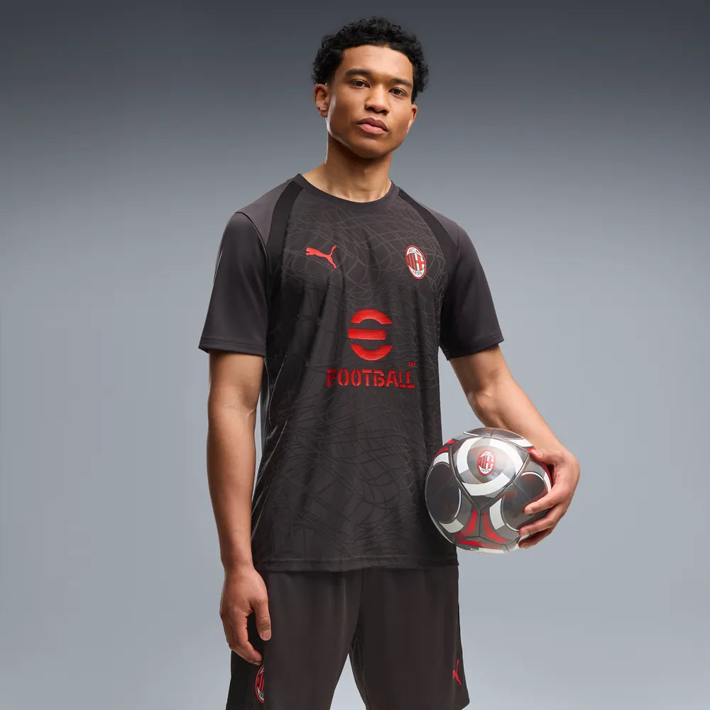 Puma AC Milan voetbaltrainingsshirt 2026 2027 heren met clubdetails op model Kickoff Antwerpen