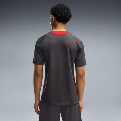 Puma AC Milan voetbaltrainingsshirt 2026 2027 heren met clubdetails op model Kickoff Antwerpen