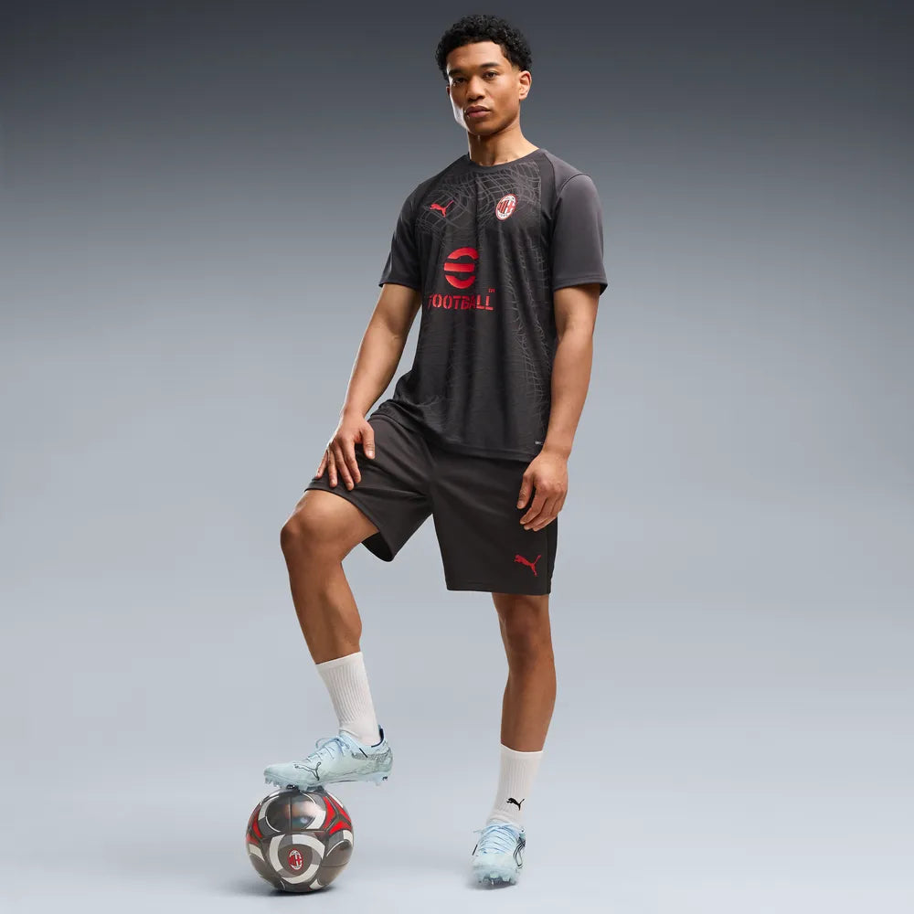 Puma AC Milan voetbaltrainingsshirt 2026 2027 heren met clubdetails op model Kickoff Antwerpen