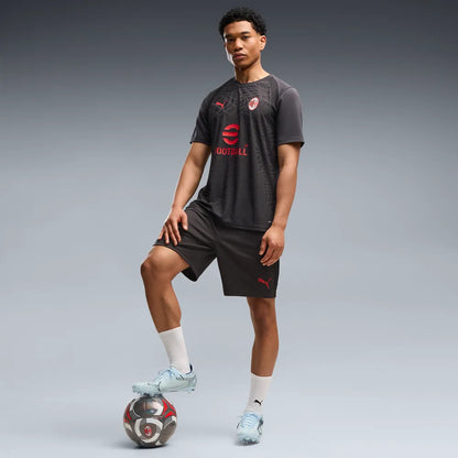 Puma AC Milan voetbaltrainingsshirt 2026 2027 heren met clubdetails op model Kickoff Antwerpen