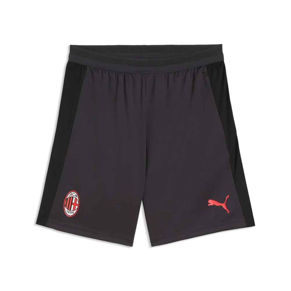Puma AC Milan voetbaltrainingsshort 2026 2027 heren met clubdetails op model Kickoff Antwerpen