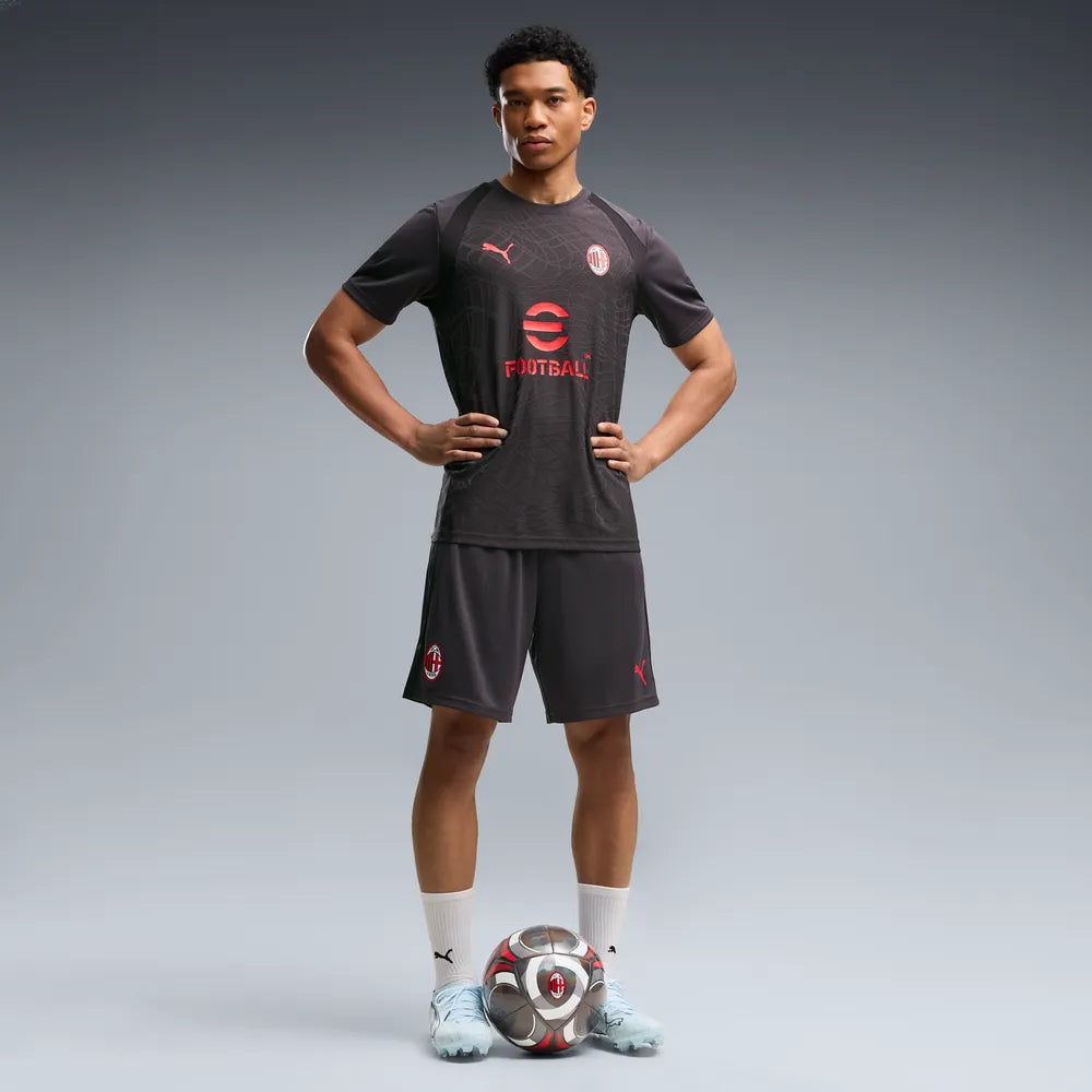 Puma AC Milan voetbaltrainingsshort 2026 2027 heren met clubdetails op model Kickoff Antwerpen