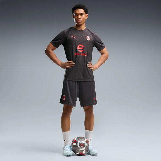 Puma AC Milan voetbaltrainingsshort 2026 2027 heren met clubdetails op model Kickoff Antwerpen