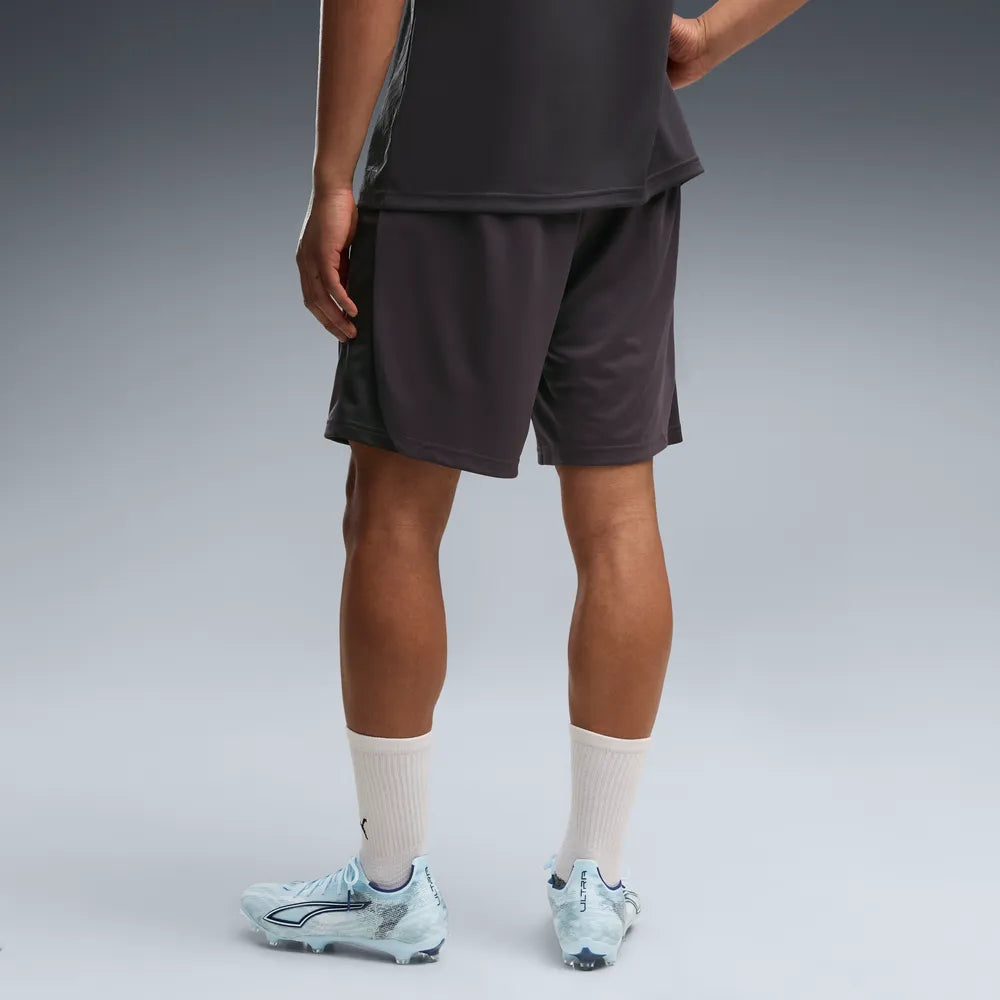 Puma AC Milan voetbaltrainingsshort 2026 2027 heren met clubdetails op model Kickoff Antwerpen