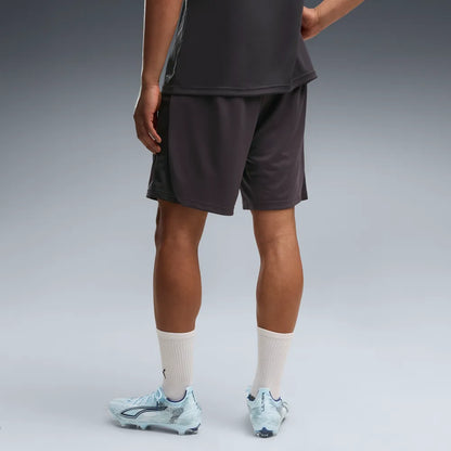 Puma AC Milan voetbaltrainingsshort 2026 2027 heren met clubdetails op model Kickoff Antwerpen