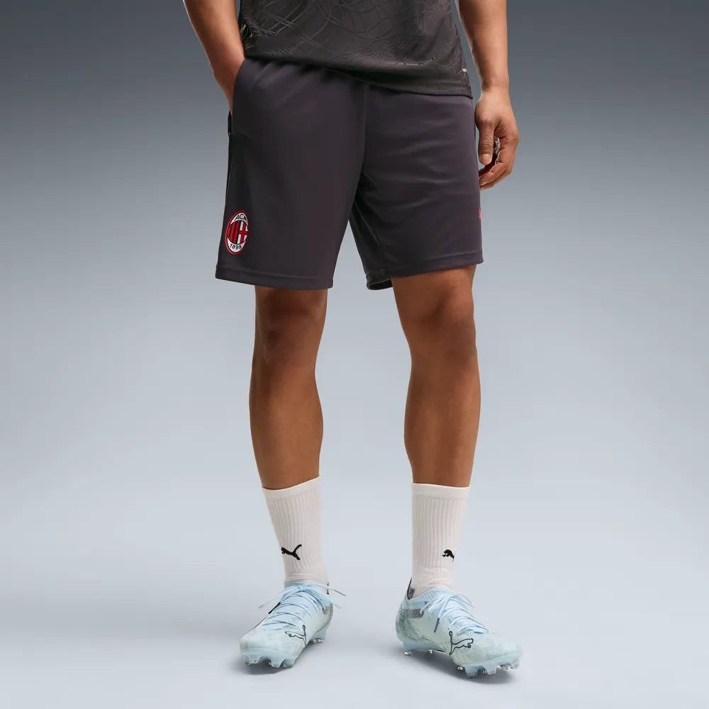 Puma AC Milan voetbaltrainingsshort 2026 2027 heren met clubdetails op model Kickoff Antwerpen