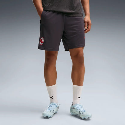 Puma AC Milan voetbaltrainingsshort 2026 2027 heren met clubdetails op model Kickoff Antwerpen